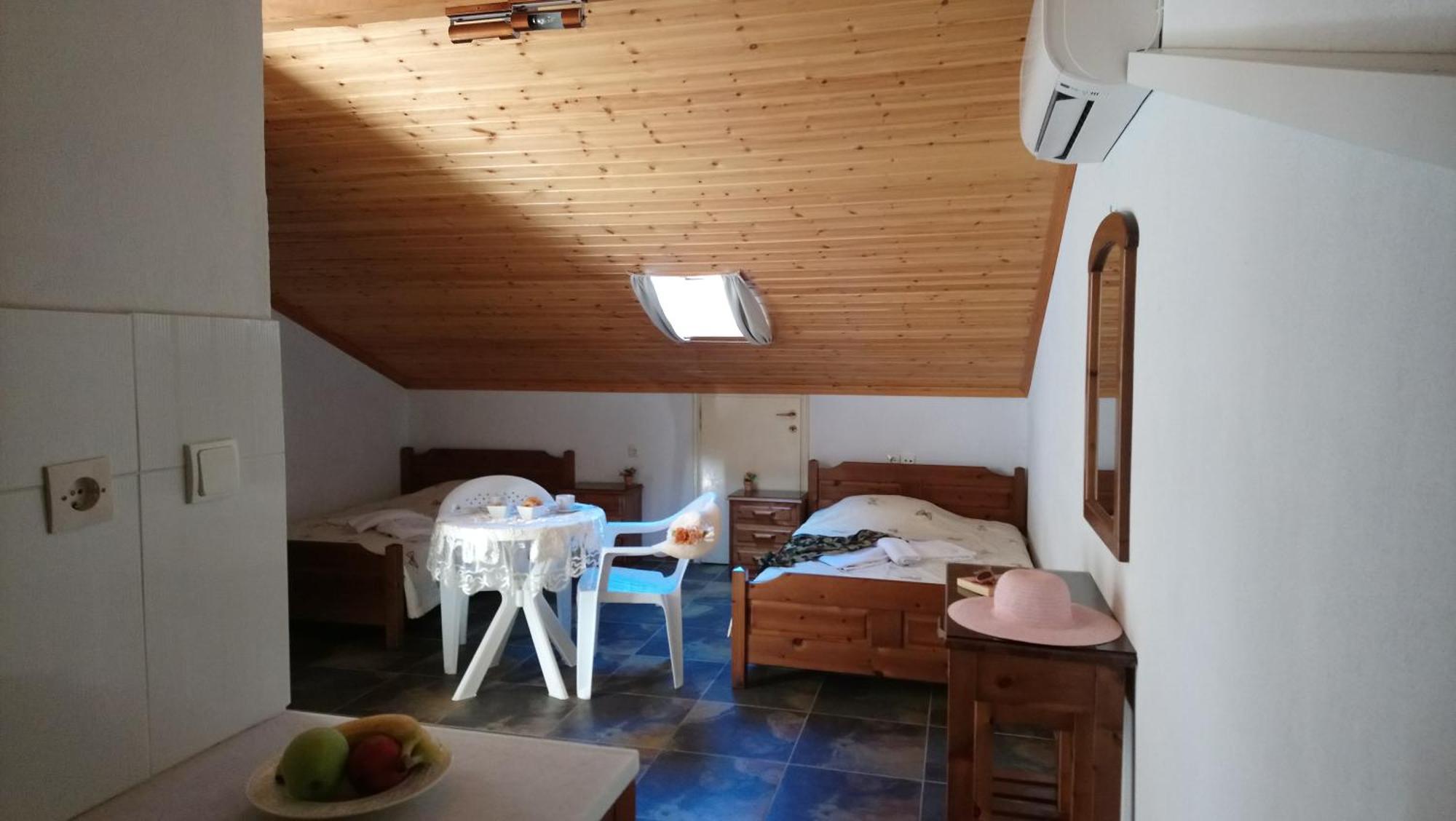 Aparthotel Kiwi Kastle à Néa Fókaia Extérieur photo