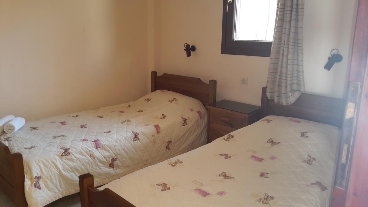 Aparthotel Kiwi Kastle à Néa Fókaia Extérieur photo
