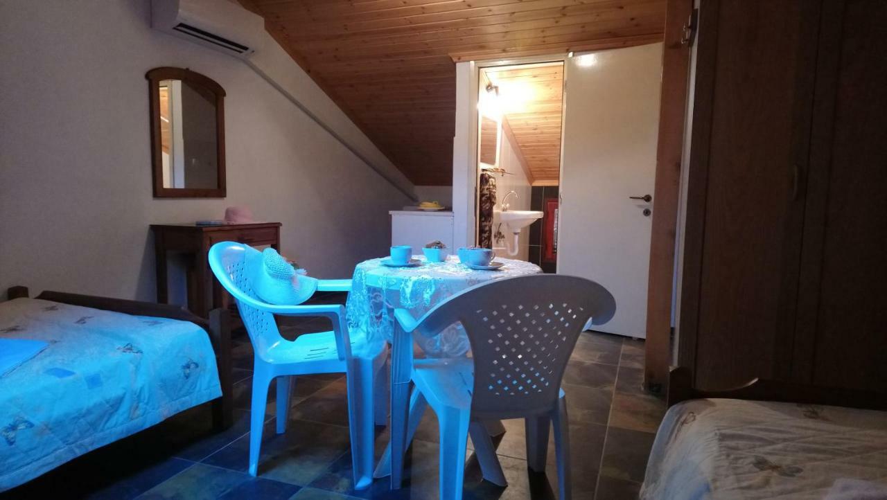 Aparthotel Kiwi Kastle à Néa Fókaia Extérieur photo