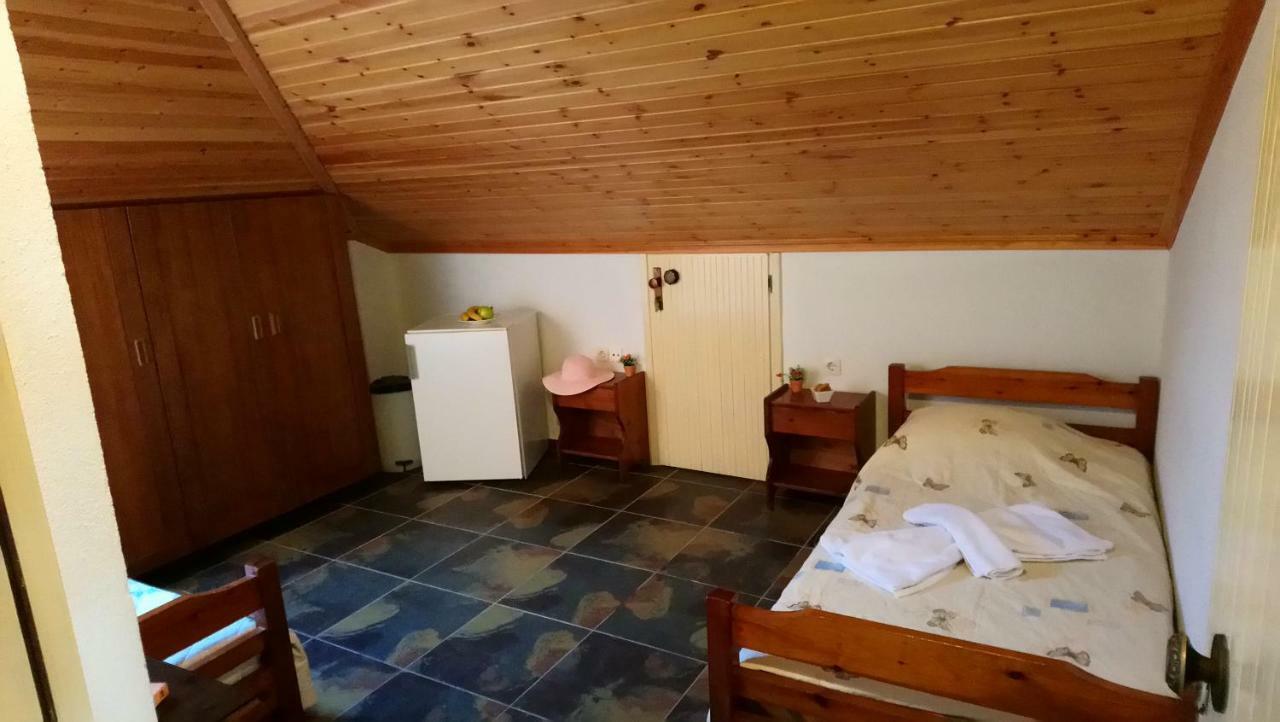 Aparthotel Kiwi Kastle à Néa Fókaia Extérieur photo